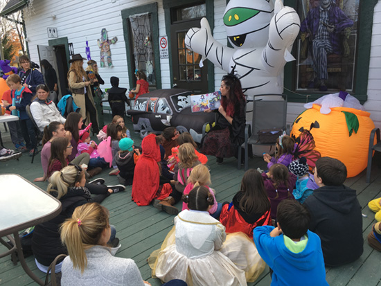 L'Halloween à la gare de Prévost 2017 avec Mirna Sarkis et Mélissa Namasté et Kim Bordeleau.